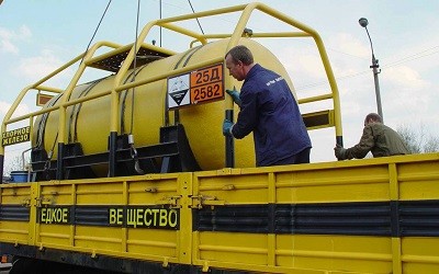 транспортировка едкого вещества