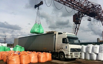 погрузка удобрений в фуру